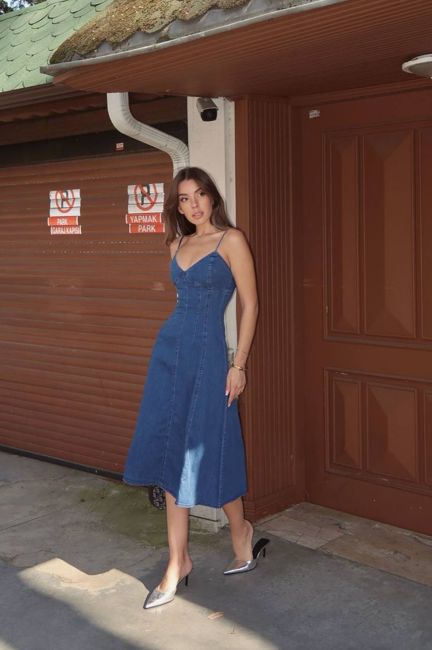 فستان جينز بسيط وانيق يبرز الخصر