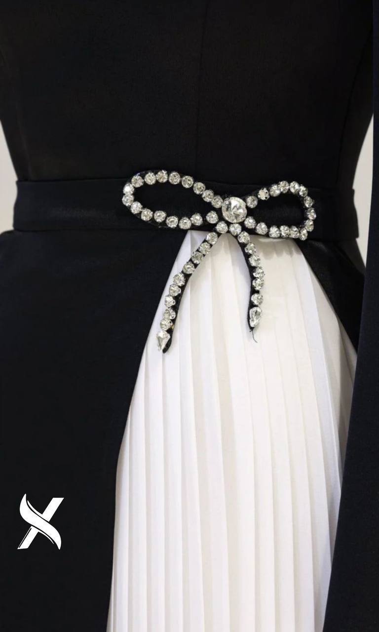 فستان يدمج بين الاسود الكلاسيكي والابيض الانيق بلمسة عصرية