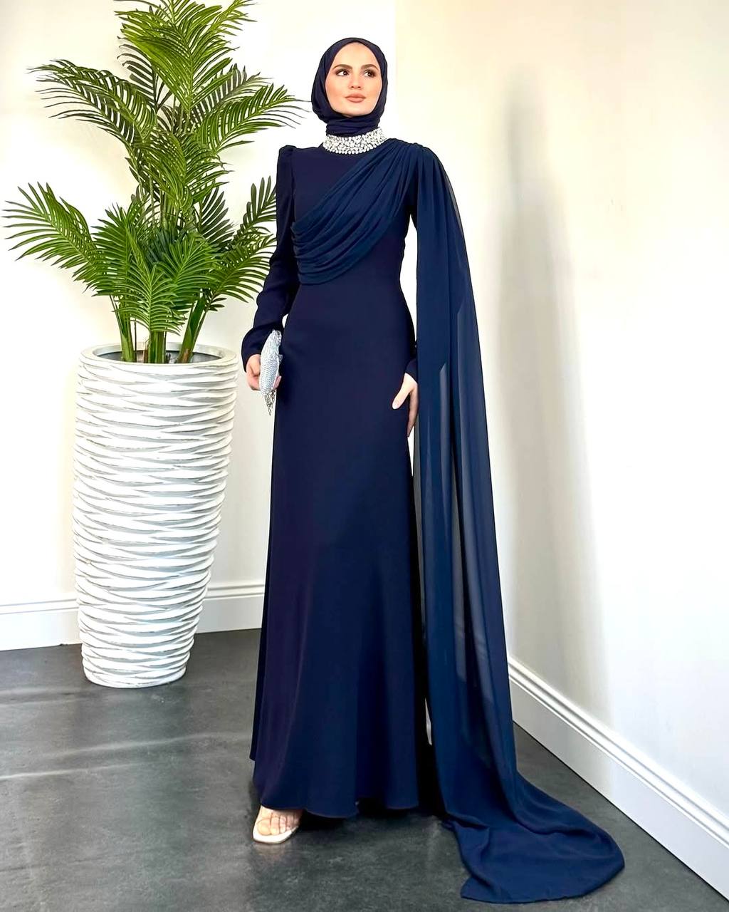 فستان سهرة اسود باطلالة ملوكية لا تتكرر