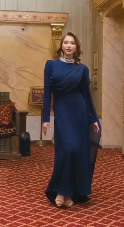 فستان سهرة اسود باطلالة ملوكية لا تتكرر